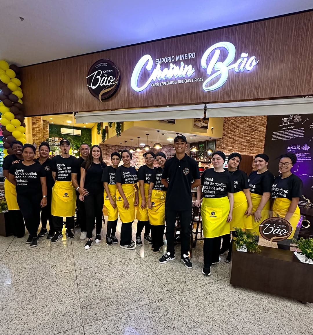 Alexandre e sua equipe na unidade da Cheirin Bão no shopping